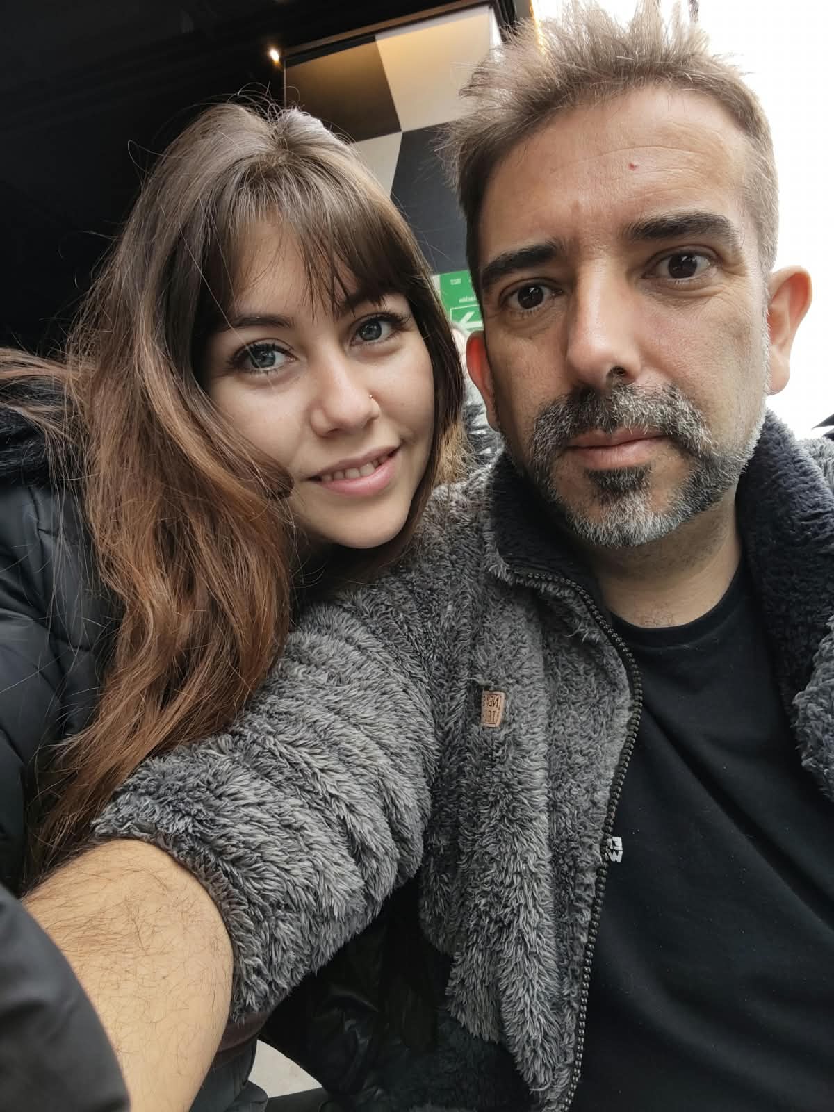 Damary y Víctor abrigados y juntos