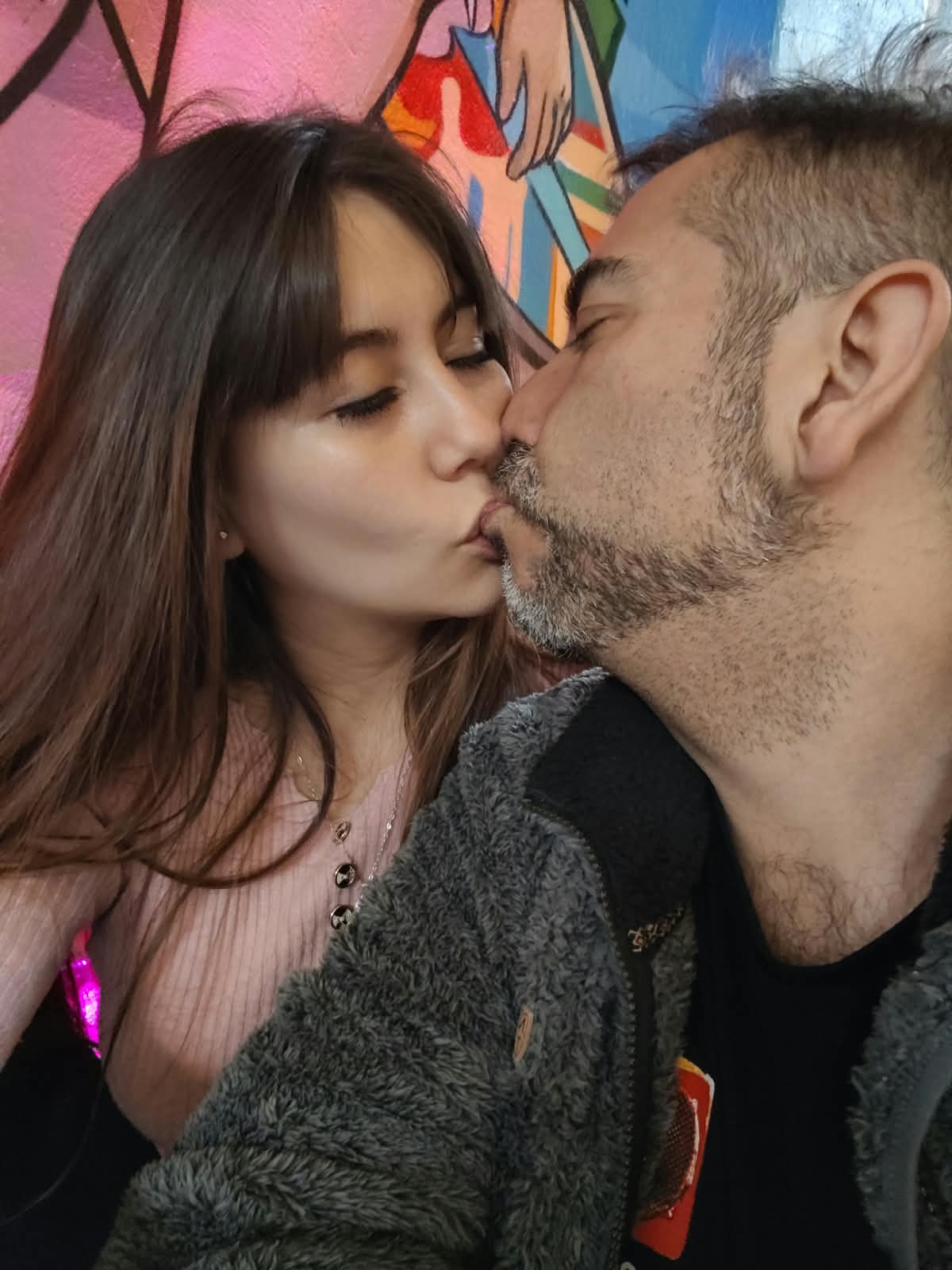Damary y Víctor dándose un beso