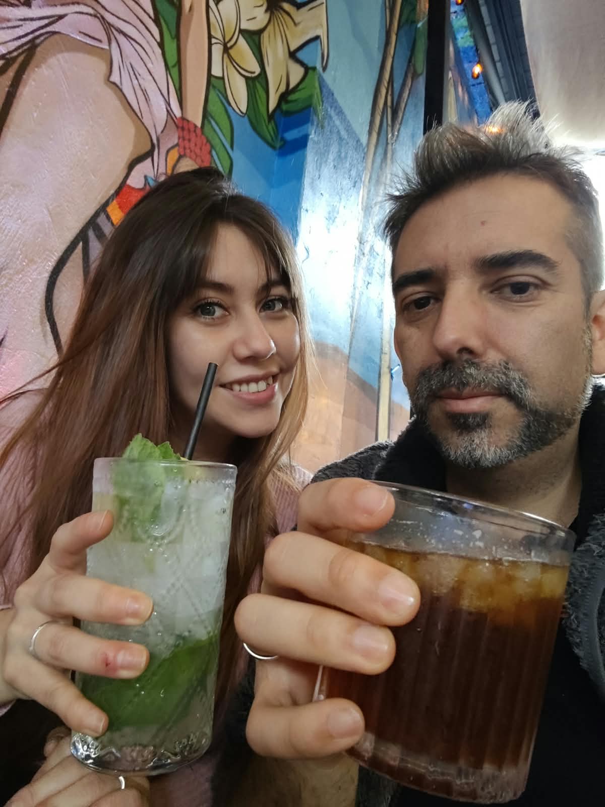 Damary y Víctor brindando juntos